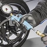 HAZET Reifenfüll-Messgerät 9041-1 I Manometer-Messbereich: 0-12 bar, Schlauchlänge: 400 mm, Manometer-Durchmesser: 63 mm I Reifendruck-Prüfer für Auto, Motorrad, Lkw uvm.