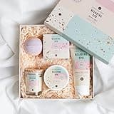 accentra - Geschenkset Frauen RELAXING SPA 5-teilig - Badeset mit Duftkerze, Seife, Handcreme, Körperbutter & Badebombe – Wellness Set für Frauen & Mädchen zum Geburtstag Duft: Tea Rose &Velvet