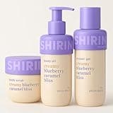 BEAUTY Bundle – Body Scrub, Body Oil & Shower Gel – Creamy Blueberry Caramel Bliss by Shirin David – Limited Edition Körperpflege Set – Vegan & Hautverwöhnend + Purlife Sticker